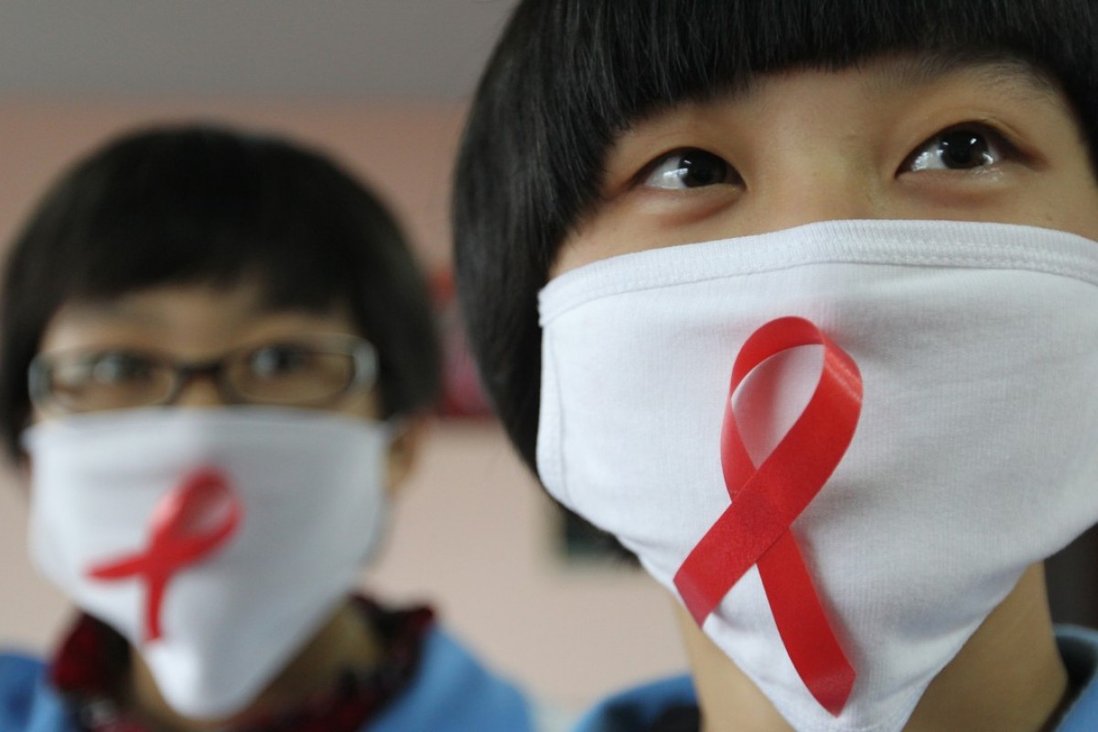 Спид сегодня. Борьба со СПИДОМ В Китае. Профилактика ВИЧ В Китае. Человек в маске ВИЧ картинки. China HIV and Blood.